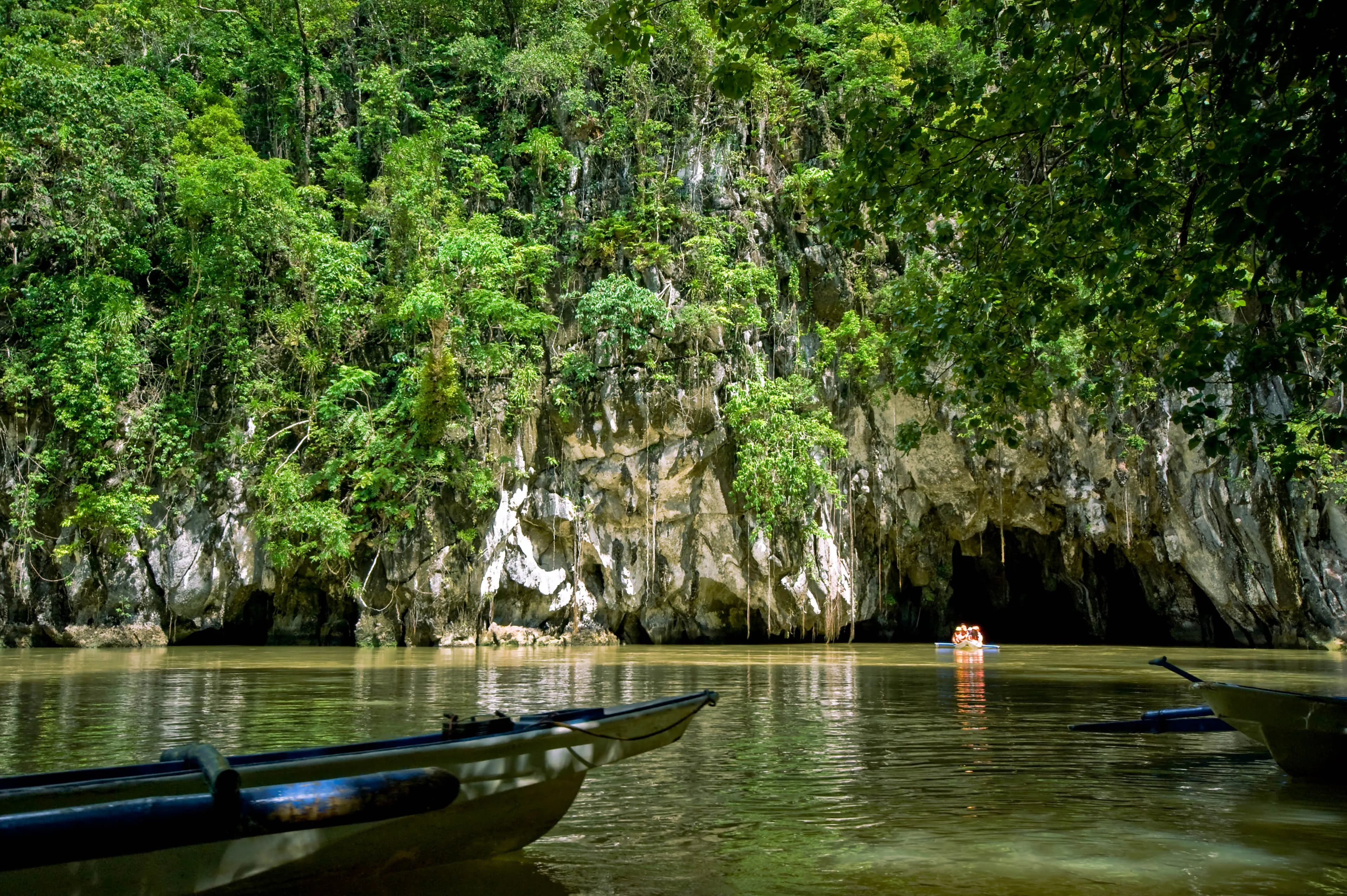 Limestone cliffs and green water at Puerto Princesa in Palawan